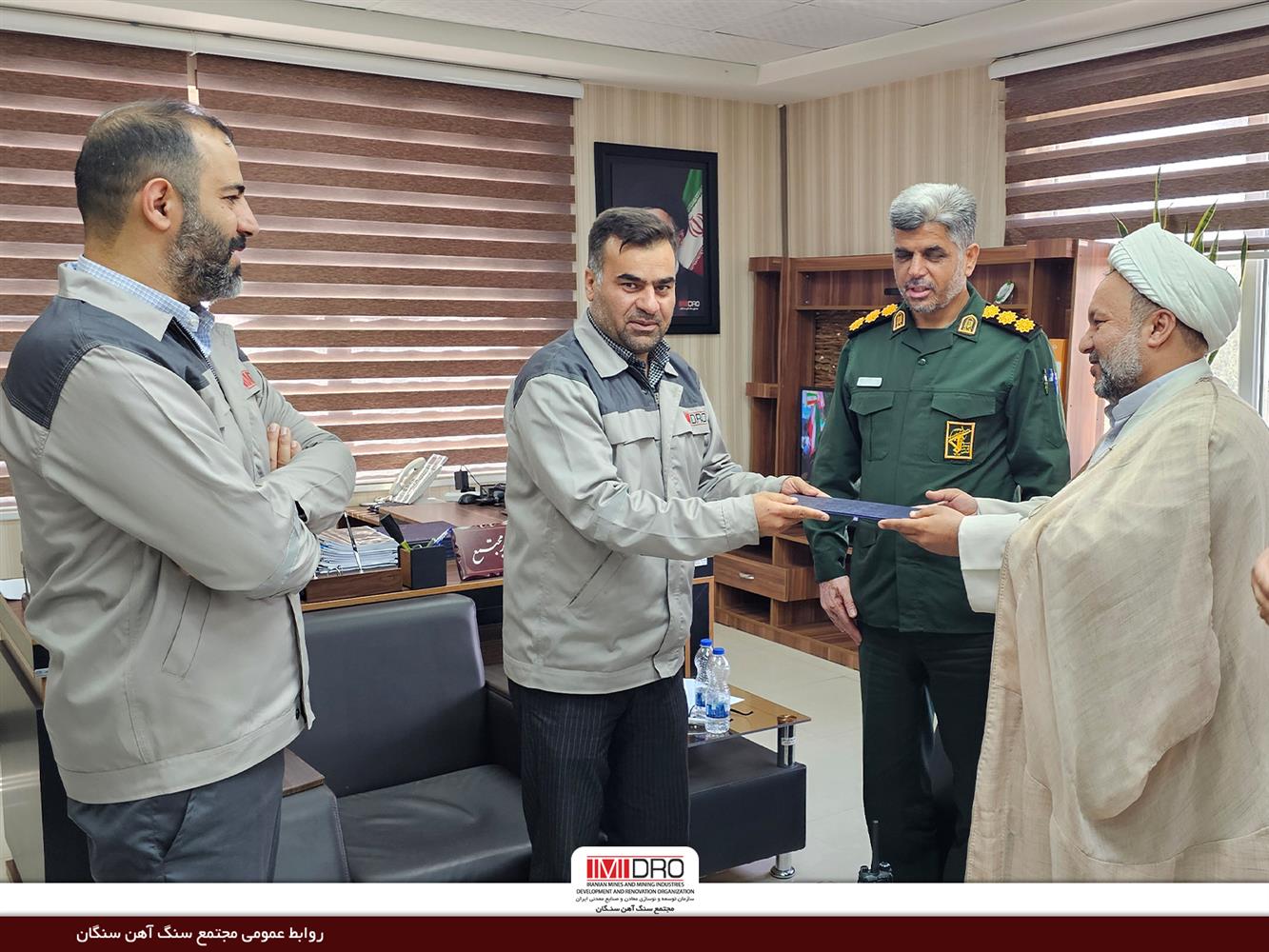 تقدیر فرمانده ناحیه مقاومت بسیج سپاه خواف از مدیر روابط عمومی مجتمع سنگ‌آهن سنگان